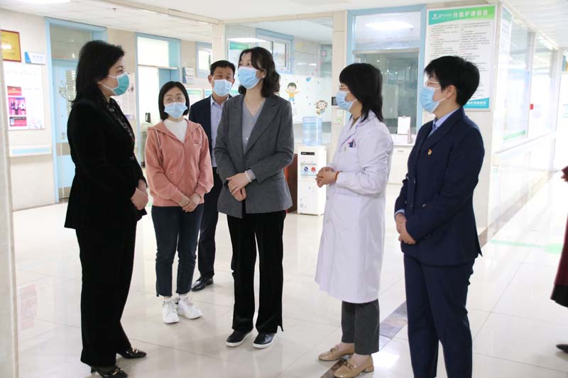 2023年3月31日，臨沂高新區(qū)黨工委委員魏克慧（右三）一行蒞臨兒童早期發(fā)展部看望慰問孤獨癥兒童家屬和醫(yī)護人員.jpg