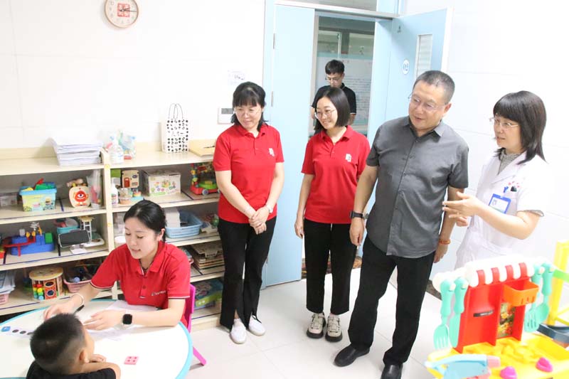 2024年6月14日，山東省衛(wèi)生經(jīng)濟(jì)協(xié)會(huì)會(huì)長，山東省醫(yī)學(xué)會(huì)副會(huì)長，山東省衛(wèi)生健康委員會(huì)二級巡視員、醫(yī)療管理服務(wù)中心原黨委書記、主任王愛杰（右二）蒞臨兒童早期發(fā)展部參觀指導(dǎo)工作.jpg