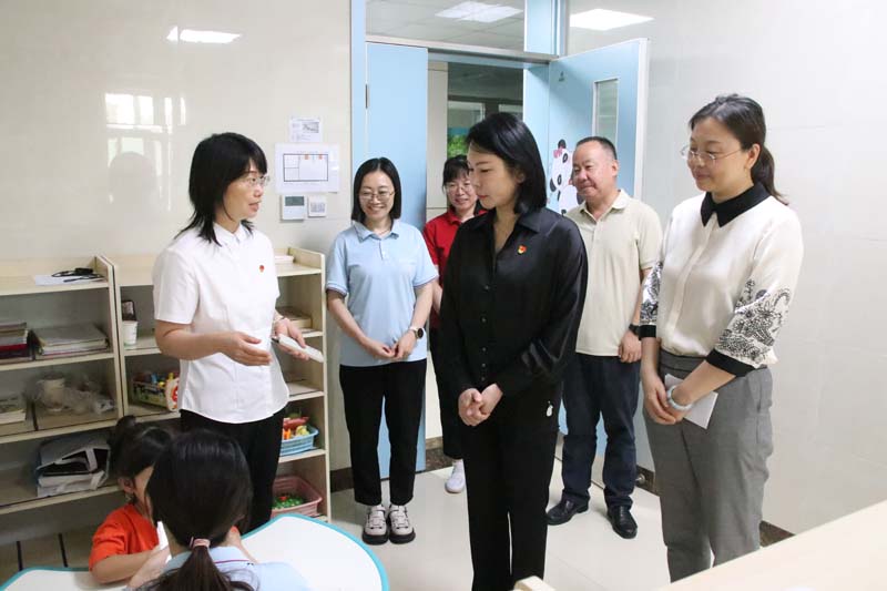 2024年6月26日，高新區(qū)黨工委副書記、管委會副主任劉春晨（前中）在院長丁育紅的陪同下蒞臨兒童早期發(fā)展部參觀指導工作.jpg